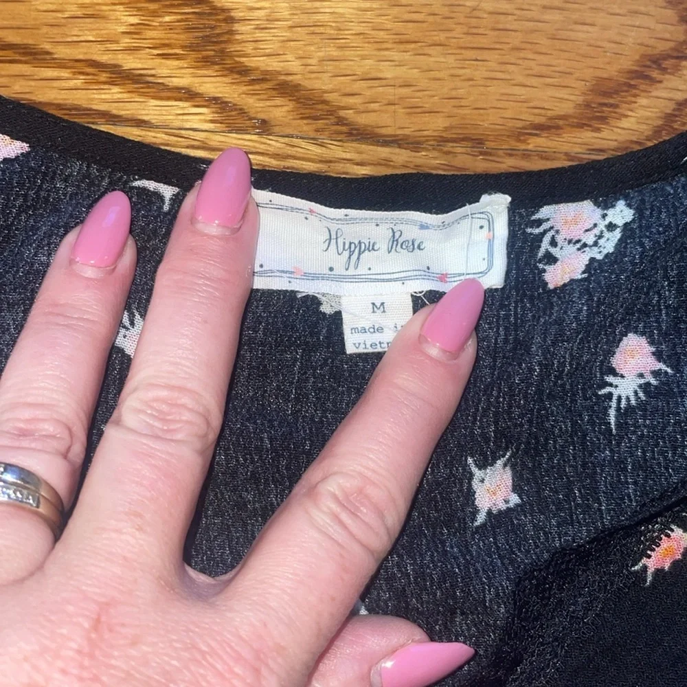 **3/$15** Cute floral, vneck top - Picture 3 of 5